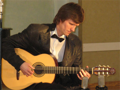 Белорусский гитарист Павел Кухта. Фотография с концерта в Белорусской государствнной филармонии 11.05.2010.